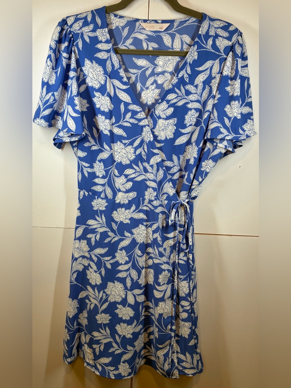 LC Lauren Conrad Blue White Floral Wrap Dress Flutter Sleeve Size Large